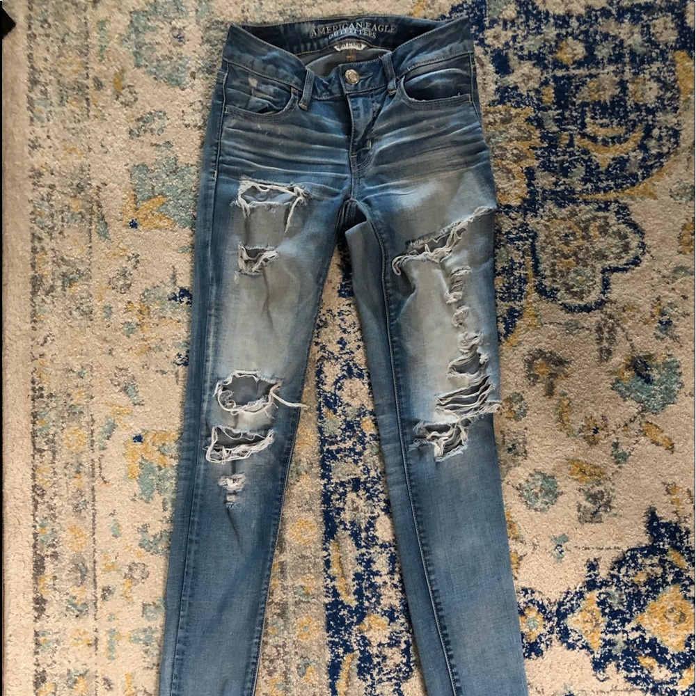 distressed american eagle jeans so cute!!